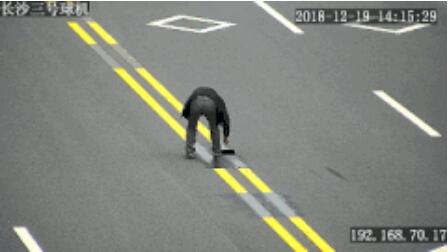 奇葩！一男子竟把雙黃線涂成虛線，只為了……