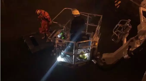 百萬豪車＂飛＂入河中，打撈后車內(nèi)空無一人！