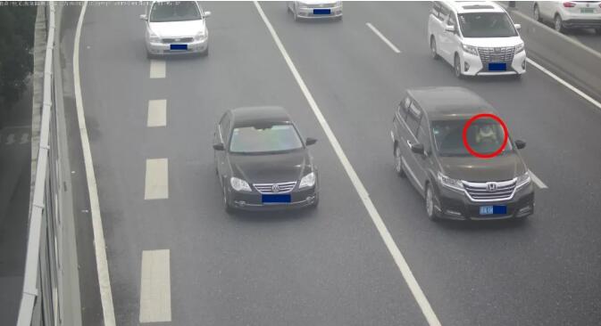 微頭條 | 抱著孩子開車，誰借你的膽??？ 接到爆